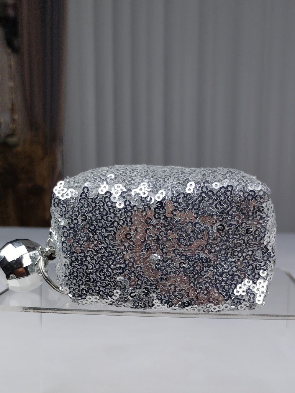 Mac Small Cosmetics Bag With Key Chain. - Picture 4 of 9